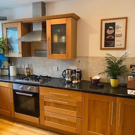 True Colours Apartment In Central Location Bangor  Exteriér fotografie