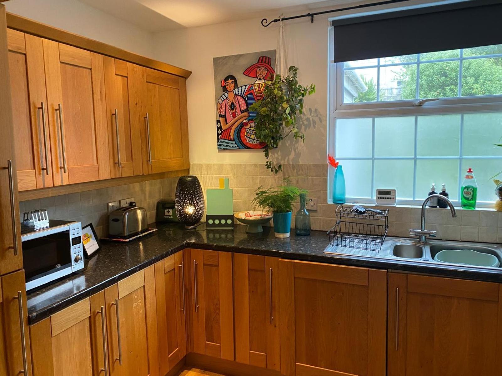 True Colours Apartment In Central Location Bangor  Exteriér fotografie