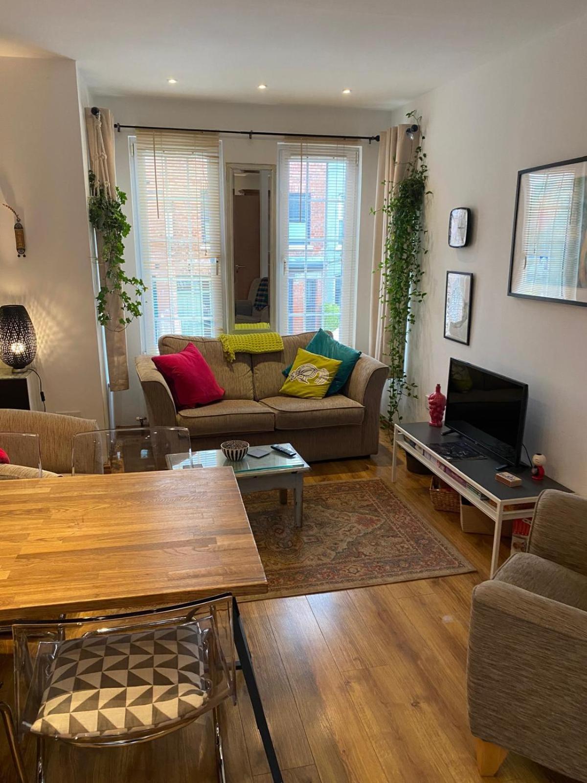 True Colours Apartment In Central Location Bangor  Exteriér fotografie